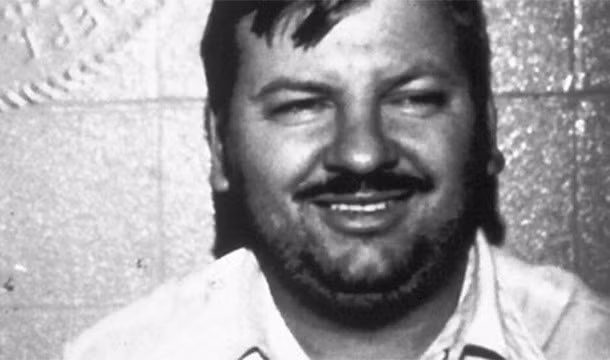 18. Tên John Wayne Gacy đã tấn công tình dục và giết chết 33 nam thanh thiếu niên từ năm 1972 - 1978 tại Chicago, Illinois. Hắn thường dụ nạn nhân về nhà bằng lời hứa về việc làm hoặc tiền bạc và giết nạn nhân bằng cách thắt cổ. Hắn đã phải ngồi trong nhà tù 14 năm trước khi bị chịu án tử hình bằng thuốc độc vào tháng 5/1994.