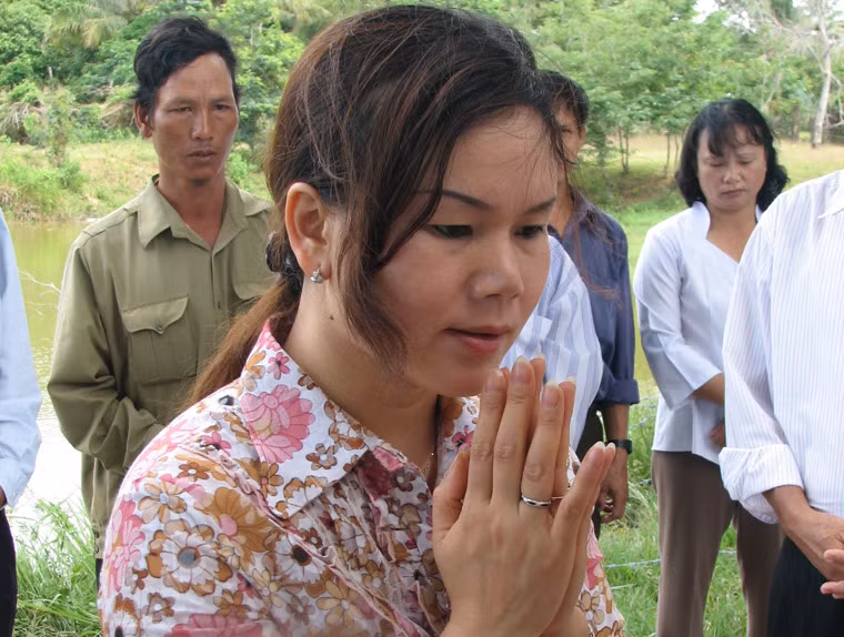 Chương trình “Như chưa hề có cuộc chia ly” do VTV trình chiếu vào tháng 11 đã gây sốc khi cho rằng phần lớn hoạt động tìm kiếm hài cốt liệt sĩ ở Việt Nam là lừa bịp để trục lợi. Chương trình này khiến năng lực của nhà ngoại cảm nổi tiếng Phan Thị Bích Hằng bị đặt vào vòng nghi vấn. Cùng thời gian này, nhà ngoại cảm “rởm” Nguyễn Thanh Thúy bị bắt vì đã tiến hành lừa đảo bằng chiêu bài “tìm hài cốt liệt sĩ” trên quy mô lớn.