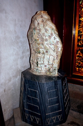 Vào tháng 4, chuyện một “hòn đá lạ” được đặt làm… bùa chú ở phía bên trái, ngay trước cửa vào hậu cung của nơi tôn nghiêm ở Đền Thượng thuộc quần thể di tích Đền Hùng, Phú Thọ đã khiến nhiều người ngạc nhiên và hoang mang. Sau khi bị nhiều nhà nghiên cứu lịch sử, văn hóa phản đối, những người quản lý di tích đã phải di dời hòn đá khỏi khu vực này.