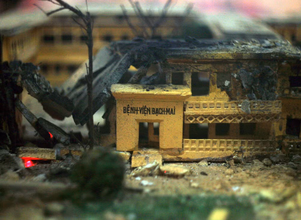 Một đài tưởng niệm các y bác sĩ hi sinh và tấm bia căm thù giặc Mỹ đã đuợc xây dựng tại khuôn viên bệnh viện Bạch Mai như một chứng tích về sự tàn bạo trong lịch sử chiến tranh bằng không quân trên thế giới.