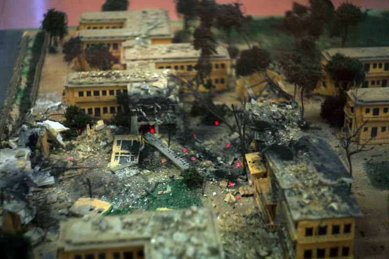 Cuộc tấn công khiến bệnh viện bị phá huỷ nặng nề. Nhiều khu nhà làm việc và phòng bệnh bị sập đã lấp kín một số hầm trong đó có nhiều bác sỹ, y tá, kỹ thuật viên, hộ lý, giảng viên và sinh viên Trường Đại học Y khoa đang làm việc.