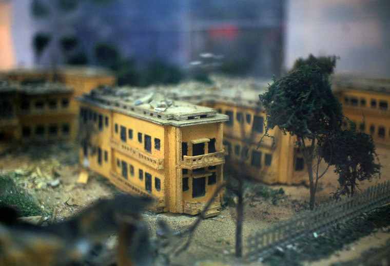 Trận ném bom này bắt đầu vào rạng sáng, khi những chiếc “pháo đài bay” B-52 của không quân Mỹ ném hơn 100 quả bom xuống bệnh viện. Tại thời điểm đó, có hơn 300 bệnh nhân nằm điều trị dưới các tầng hầm bệnh viện.