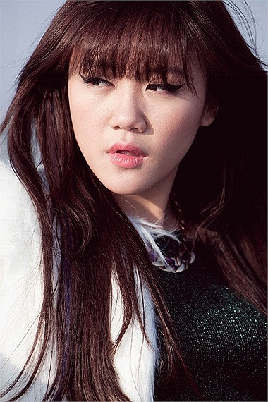 Tuy nhiên, không biết do lỗi của 'dao kéo' hay photoshop, mà nhều bức ảnh Văn Mai Hương mang gương mặt vẹo vọ kém xinh.