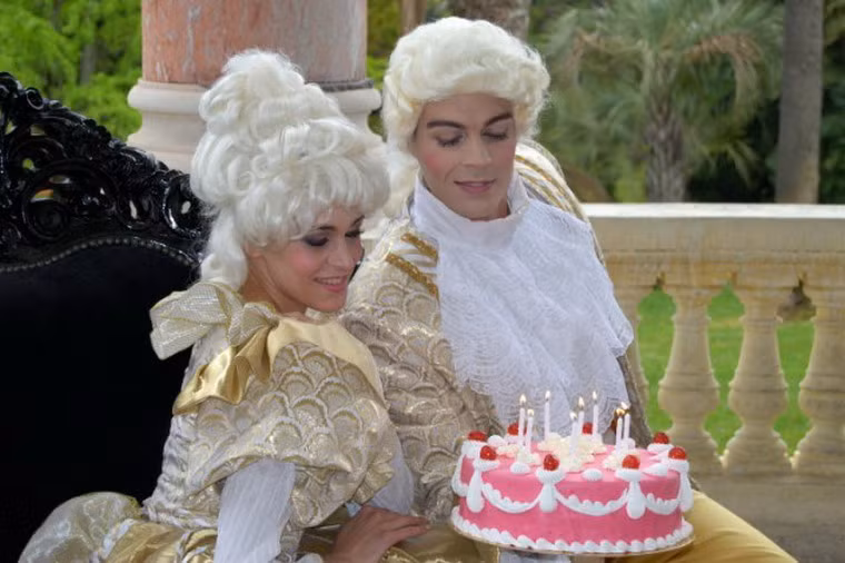 Vào ngày 10/8/1901, Anne Moberly và Eleanor Jourdain, hai sinh viên đam mê lịch sử của trường Cao đẳng St Hugh ở Oxford, Anh đến thăm cung điện Versailles của Pháp. Khi khám phá khu vực lân cận, họ đã đi vào một con đường đất nhỏ và lạc vào một nơi xa lạ với những ngôi nhà cổ kính, những con người mặc trang phục từ thời xa xưa… Sau khi quay về Anh, họ đã tìm hiểu và nhận ra rằng mình đã quay trở về với nước Pháp thế kỷ 18, 200 năm trước đó. Anne Moberly và Eleanor Jourdain đã viết lại các trải nghiệm của họ trong một cuốn sách mà sau khi xuất bản bán rất chạy.