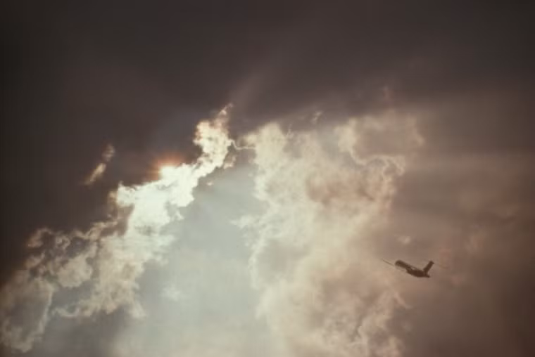 Năm 1935, khi bay từ Scotland tới Anh trên chiếc máy bay hai tầng cánh, phi công người Anh Victor Goddard đã bay ngang qua sân bay bỏ hoang Drem và sau đó lọt vào một cơn bão dữ dội. Khi chiếc máy bay bị mất kiểm soát và gần lao xuống đất, cơn bão đột ngột biến mất. Goddard nhận ra chiếc máy bay đang tiến về phía sân bay Drem. Điều kỳ lạ là sân bay Drem trông hoàn toàn khác với những chiếc máy bay được sơn màu vàng mới cứng và nhiều thợ cơ khí mặc áo xanh lạ lẫm. Họ dường như không nhận ra sự xuất hiện của chiếc máy bay Goddard lái. Rời khỏi khu vực này, Goodard lại đi vào cơn bão và tiếp tục hành trình mà không gặp thêm điều gì bất thường. Đến năm 1939, không quân Anh mới bắt đầu sơn máy bay màu vàng và thợ cơ khí chuyển sang sử dụng đồng phục màu xanh. Như vậy là bằng cách nào đó Goddard đã bay đến thời điểm bốn năm trong tương lai trong thời gian ngắn và sau đó quay trở lại hiện tại.