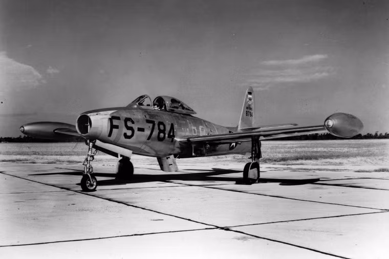 Chiến tranh Triều Tiên (1950 - 1953) đã đánh một dấu mốc quan trọng trong chiến tranh trên không bởi đây là lần đầu tiên các máy bay tiêm kích đóng vai trò quan trọng trong các trận không chiến. Nhiều mẫu máy bay tiêm kích hiện đại đã lần lượt được tung vào cuộc chiến này như F-80 Shooting Star, F-86 Sabre của Mỹ và MiG-15 của Liên Xô. Sự hiệu quả của chúng đã mở ra một kỷ nguyên mới cho máy bay tiêm kích cánh xuôi.