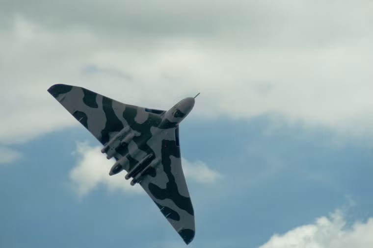 Trong cuộc chiến giành chủ quyền quần đảo Falkland giữa Anh và Argentina năm 1982, lực lượng không quân Anh đã thực hiện một chiến dịch đường không khó tin trong lịch sử. Trong chiến dịch có tên Black Buck, máy bay ném bom Avro Vulcan của Anh đã bay một quãng đường dài kỷ lục 13.000km để ném bom phá hủy đường bằng sân bay chiến lược, làm vô hiệu hóa lực lượng không quân Argentina trong sự kinh ngạc của nước này.