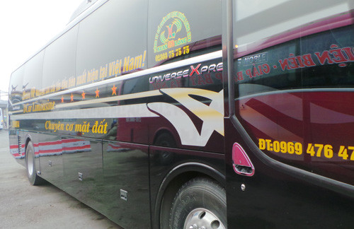 Quả thật xứng đáng với tên gọi “chuyên cơ mặt đất” khi chiếc Hyundai thô kệch có giá 4 tỷ đồng ngày nào giờ đây đã lột xác trở thành một cỗ máy cực kỳ sang trọng và xa hoa với 20 giường massage được đặt trong mỗi khoang riêng. Tại đây hành khách sẽ được trải nghiệm sự khác biệt với màn hình Led 16 inch cùng ổ cứng 64 Gb cho phép xem phim, nghe nhạc tùy sở thích. Chưa hết mỗi khoang Vip của “chuyên cơ mặt đất” còn được thửa riêng 01 máy massage cầm tay bên cạnh bàn làm việc thu gọn hay sóng Wifi ngập tràn trong xe.