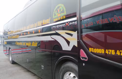 Quả thật xứng đáng với tên gọi “chuyên cơ mặt đất” khi chiếc Hyundai thô kệch có giá 4 tỷ đồng ngày nào giờ đây đã lột xác trở thành một cỗ máy cực kỳ sang trọng và xa hoa với 20 giường massage được đặt trong mỗi khoang riêng. Tại đây hành khách sẽ được trải nghiệm sự khác biệt với màn hình Led 16 inch cùng ổ cứng 64 Gb cho phép xem phim, nghe nhạc tùy sở thích. Chưa hết mỗi khoang Vip của “chuyên cơ mặt đất” còn được thửa riêng 01 máy massage cầm tay bên cạnh bàn làm việc thu gọn hay sóng Wifi ngập tràn trong xe.