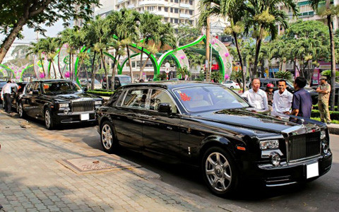 Đáng chú ý là bộ đôi Rolls-Royce Phantom rồng, có giá đến 35 tỷ đồng mỗi chiếc.
