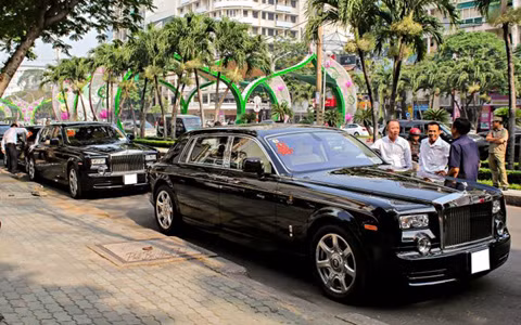 Đáng chú ý là bộ đôi Rolls-Royce Phantom rồng, có giá đến 35 tỷ đồng mỗi chiếc.