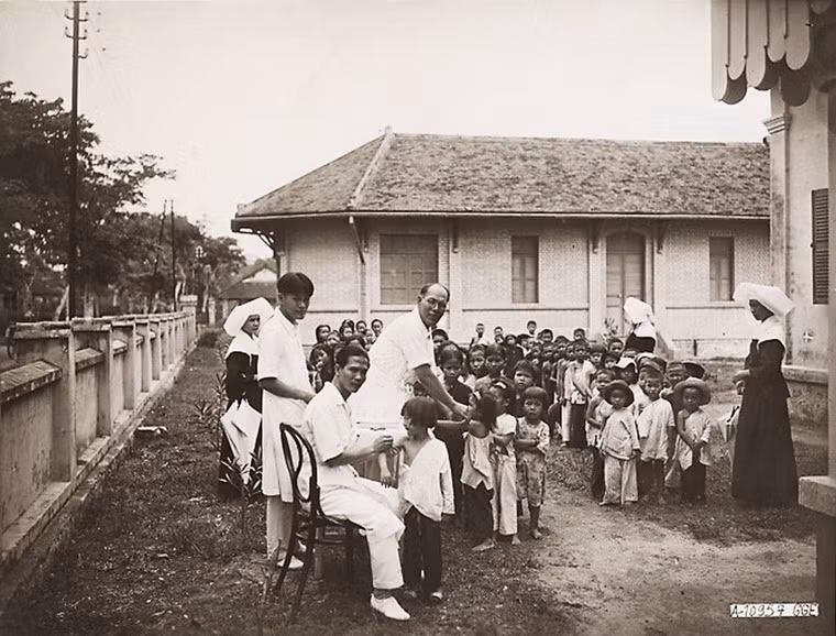 Trẻ em được chích ngừa tại một bệnh viện ở Sa Đéc, Đồng Tháp.