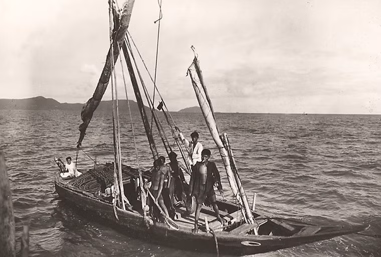 Các ngư dân trên con thuyền nhỏ của mình.