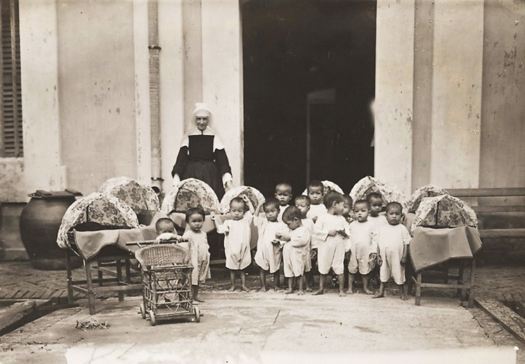 Trẻ mồ côi tại nhà tế bần Cù Lao Giêng, An Giang.