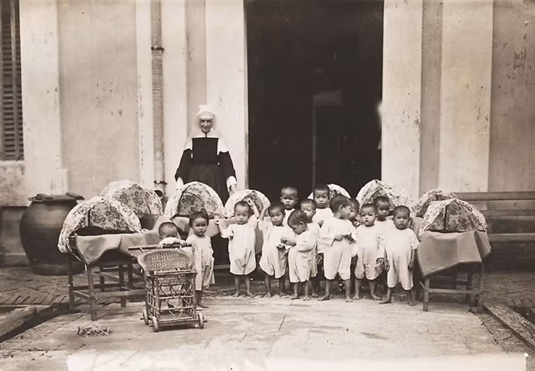 Trẻ mồ côi tại nhà tế bần Cù Lao Giêng, An Giang.