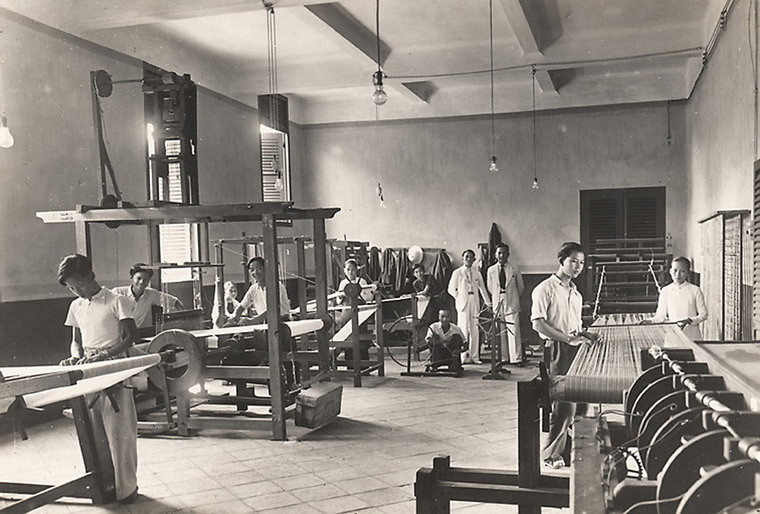 Trong một xưởng dệt ở Gia Định.