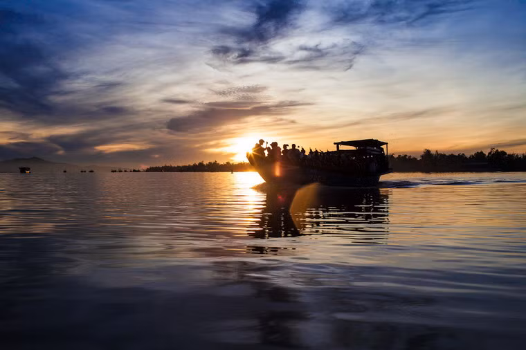 Mặt trời lên trên sông Thu Bồn.