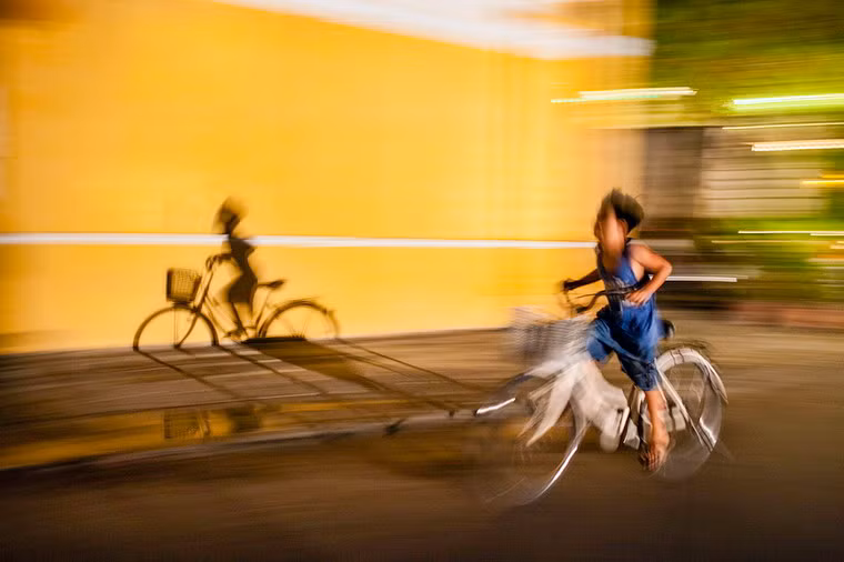 Dưới ánh đèn đêm Hội An.