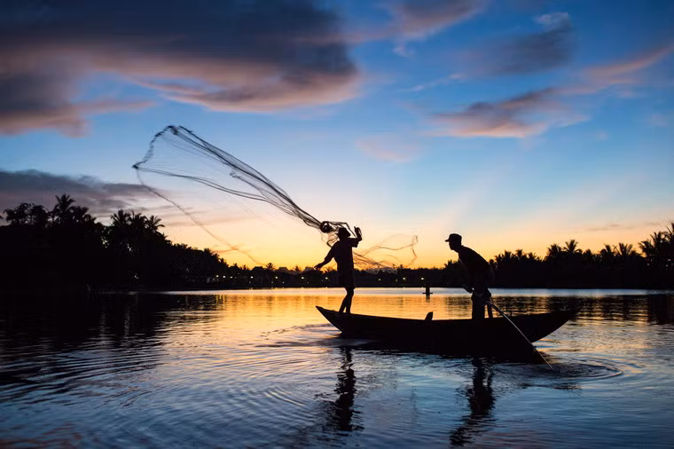 Quăng lưới trên sông Thu Bồn.
