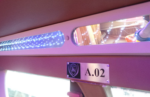 Mỗi vị trí ngồi đều được đánh số trang trọng.