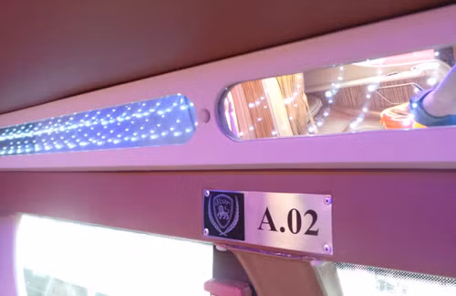 Mỗi vị trí ngồi đều được đánh số trang trọng.