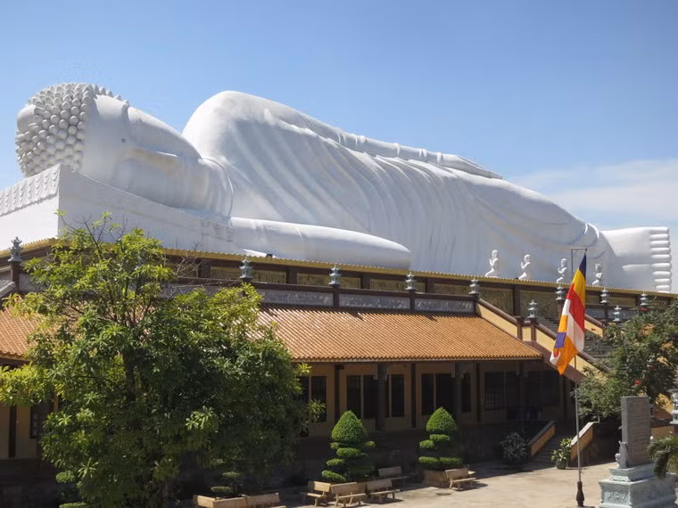 Chùa Hội Khánh, tỉnh Bình Dương đã đón nhận kỷ lục “Ngôi chùa có tượng Phật nằm trên mái dài nhất châu Á”. Đó là tượng Đức Bổn sư Thích Ca nhập Niết bàn dài 52m, cao 12m được an vị trên độ cao cách mặt đất 23m, gợi liên tưởng đến hình ảnh Phật Thích Ca nhập diệt trong rừng Ta La song thọ cách đây trên 2.557 năm.