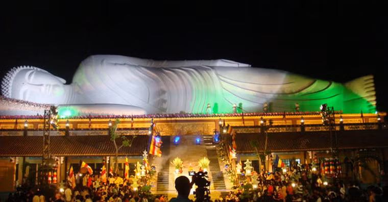 Dưới chân bệ nằm của Đức Phật là 20 bức phù điêu thể hiện cuộc đời của Đức Phật từ lúc Đản sinh đến lúc nhập Niết-bàn. Quanh tượng Phật còn được trang trí 840 cánh hoa sen đắp bằng xi-măng. Cầu thang chính dẫn lên tượng Phật gồm 49 bậc, tượng trưng cho 49 năm hành đạo của Đức Phật.