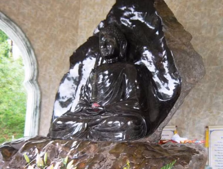 Pho tượng Phật bằng đá ngọc Corindon có chứa 80-90% Saphire, cao 3,45m, nặng 31 tấn (phần thân tượng nặng 13 tấn, phần bệ tượng nặng 18 tấn). Tượng tạo tác Đức Phật Thích Ca đang ngồi kiết già theo tư thế nhập định 49 ngày dưới cây bồ đề.