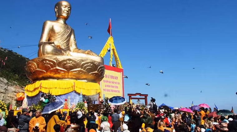 Tượng Phật Hoàng Trần Nhân Tông đặt trên đỉnh núi An Kỳ Sinh cao nhất khu di tích, danh thắng Yên Tử, được khánh thành vào ngày kỷ niệm 705 ngày Ngài nhập Niết Bàn. Đây là bức tượng đúc đồng liền khối lớn nhất và tượng đồng được đổ ở độ cao lớn nhất Việt Nam.