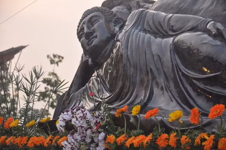 Pho tượng có tên là “Kỳ lam Ngọc Phật” đặt tại chùa Hội An, tỉnh Bình Dương đã được công nhận là tượng Phật nhập Niết- bàn bằng đá saphire lớn nhất Việt Nam.