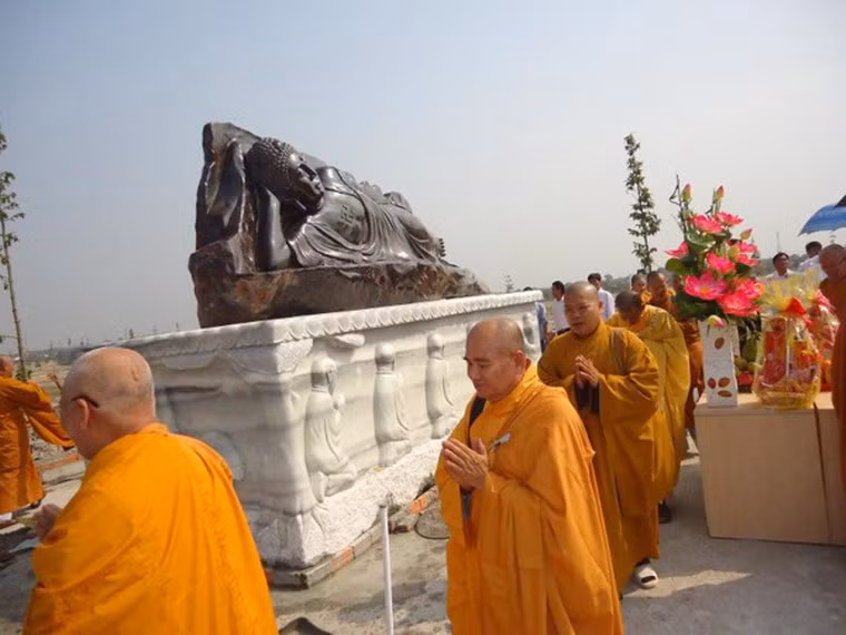 Tượng được làm từ một phiến đá Corindon chứa tỉ lệ cao Saphire, chiều dài 4,2m, nặng trên 46 tấn có tuổi hàng triệu năm, được khai thác tại xã Châu Thành, huyện Quỳ Hợp (tỉnh Nghệ An). Khi hoàn thiện, trọng lượng pho tượng Phật còn lại khoảng 35 tấn.