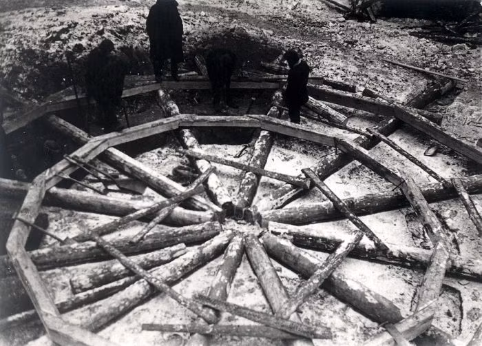 Một cấu trúc khung chịu lực được gia công trên mặt đất.