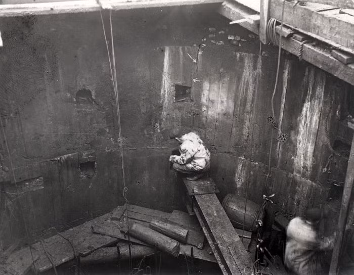 Tuyến đường tàu điện ngầm đầu tiên ở Moscow được hoàn thành năm 1935, với độ dài 11km.