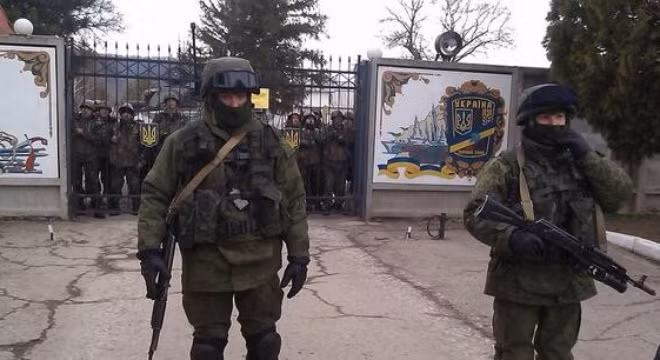Lực lượng Nga chiếm đóng một căn cứ của quân đội Ukraine tại Crimea.