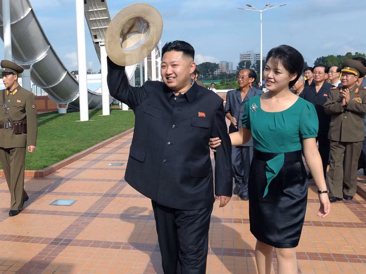 Vợ chồng ông Kim Jong-un trong một chuyến công cán.