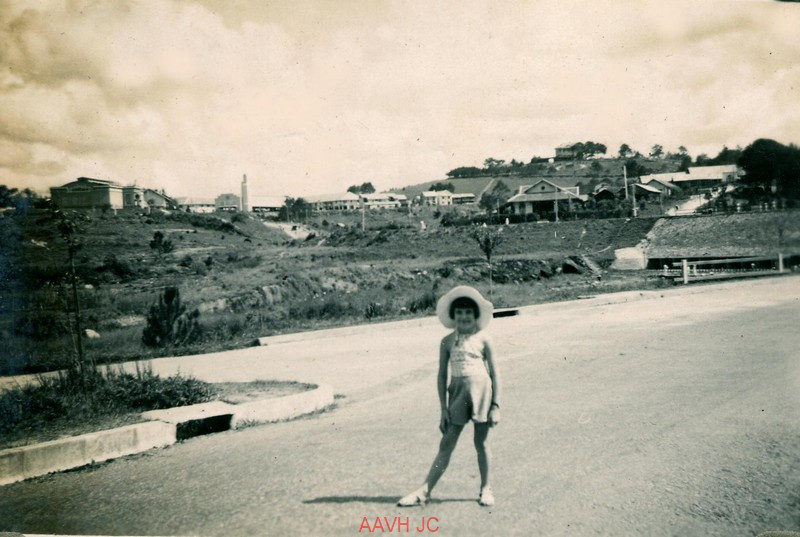 Em bé người Pháp trên con đường dẫn vào chợ Đà Lạt hiện tại. Chợ Đà Lạt (cũ) ở trên đồi, bên trái.