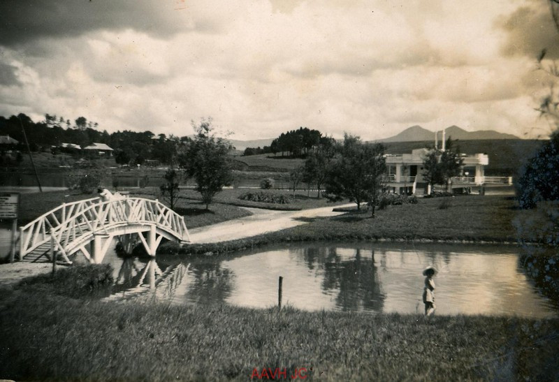 Cây cầu dẫn vào nhà Thủy Tạ. Dãy núi Lang Biang thấp thoáng phía xa.