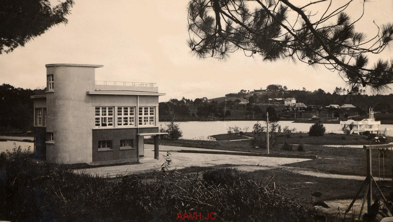 Trên bờ hồ Xuân Hương. Nhà Thủy Tạ nổi tiếng của Đà Lạt nằm bên phải.