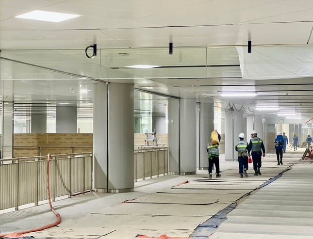 Hiện nay, tiến độ nhà ga Bến Thành đã đạt hơn 99%, trong đó phần kết cấu đã hoàn thiện 100%. Ảnh: MAUR