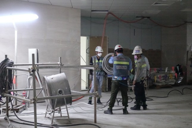 Hiện nay đơn vị thi công đang tập trung hoàn thiện các hạng mục còn lại (thuộc phần kiến trúc và cơ điện). Ảnh: HỮU HUY