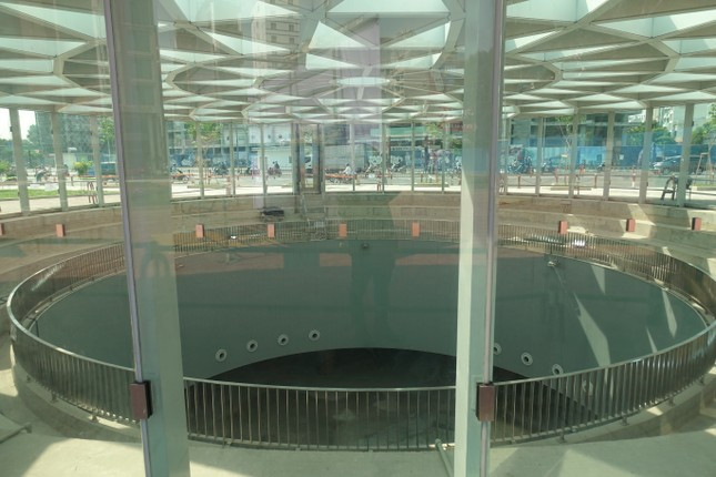 Khu vực phía trên giếng trời lấy ánh sáng tự nhiên của nhà ga ngầm Bến Thành. Ảnh: HỮU HUY