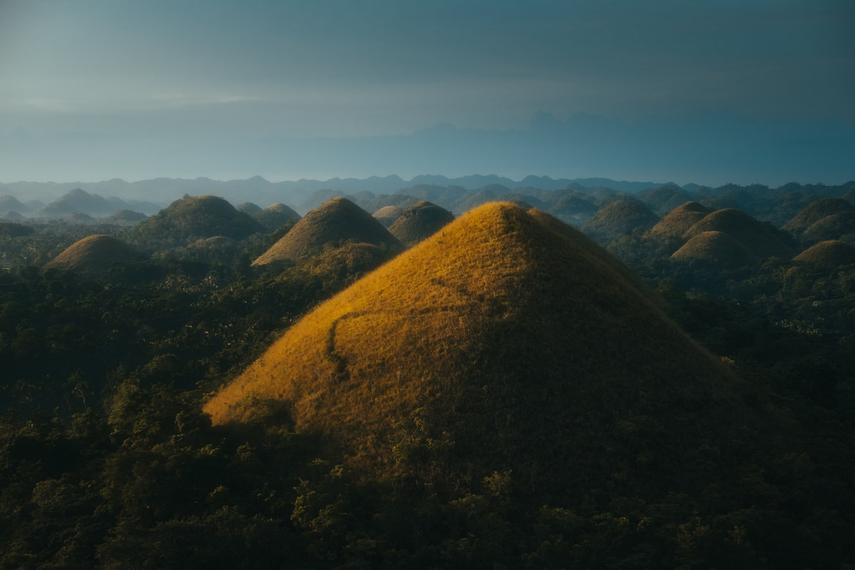 Ở giai đoạn này, lớp cỏ dần chết đi để lại một màu nâu như bột chocolate. Cái tên Đồi Chocolate được hình thành từ đây.