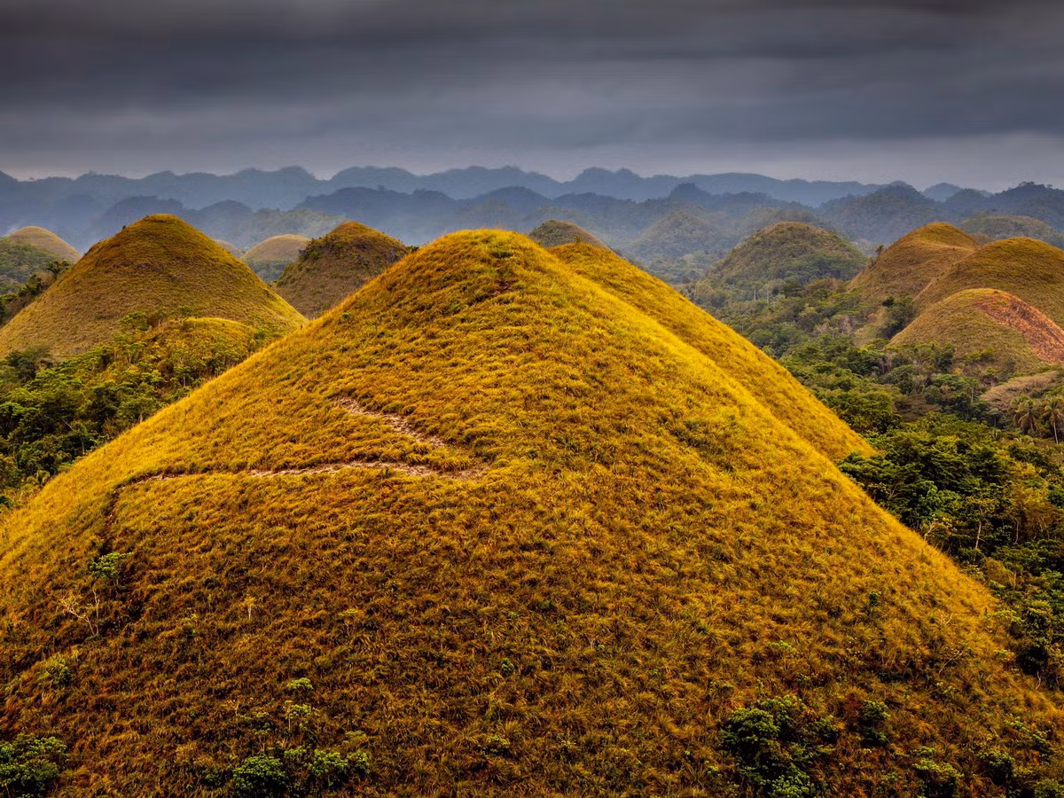 Cụ thể, những ngọn đồi này từng là lớp đá trầm tích nổi lên từ mặt biển do sự hoạt động của núi lửa. Theo thời gian, sự xói mòn do mưa và gió đã tạo nên hình dạng tròn hoặc hình nón đặc trưng.