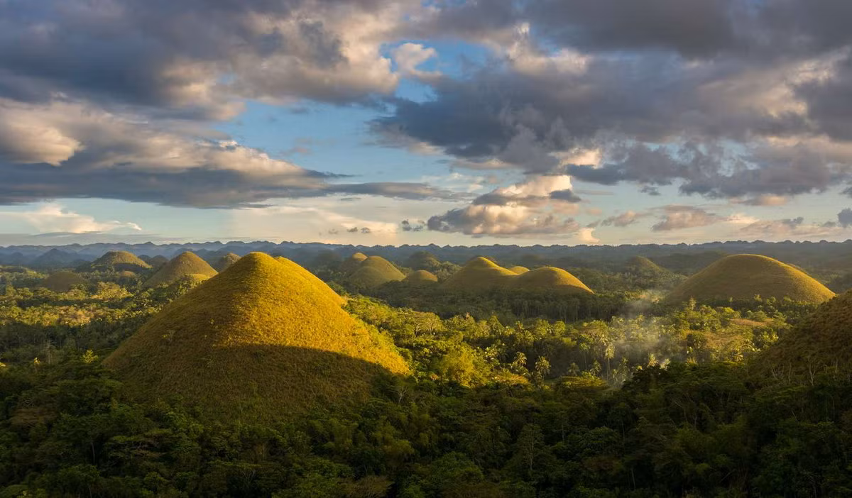 Đây là một quần thể gồm hàng ngàn ngọn đồi nhỏ có hình thù giống nhau, được hình thành từ hàng triệu năm trước, dưới tác động của loạt các quá trình địa chất trong khu vực.