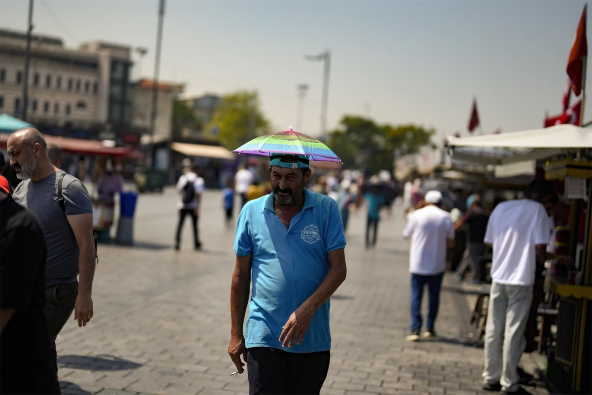 Cô gái uống nước từ vòi công cộng ở Madrid, Tây Ban Nha, ngày 18/7/2023. Những ngày vừa qua, nước này đã ban bố cảnh báo nguy hiểm cực độ do nắng nóng tại một số vùng trên cả nước. (Ảnh: AP)