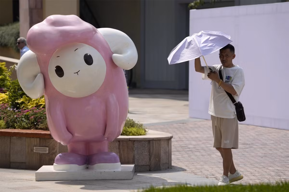 Những người vô gia cư trong nền nhiệt 45 độ C tại bang California, Mỹ, ngày 10/7/2023. (Ảnh: AP)