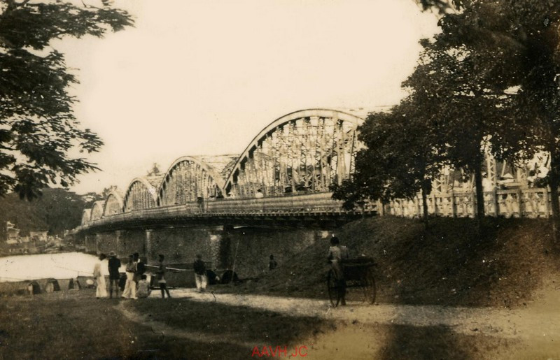 Cầu Trường Tiền nhìn từ phía khách sạn Morin, 1946.