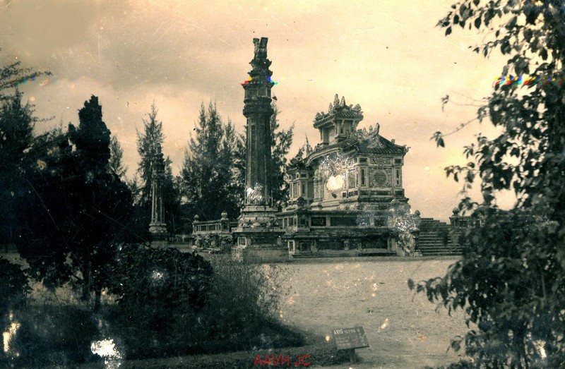 Đài tưởng niệm Chiến sĩ trận vong bên bờ sông Hương, 1943.