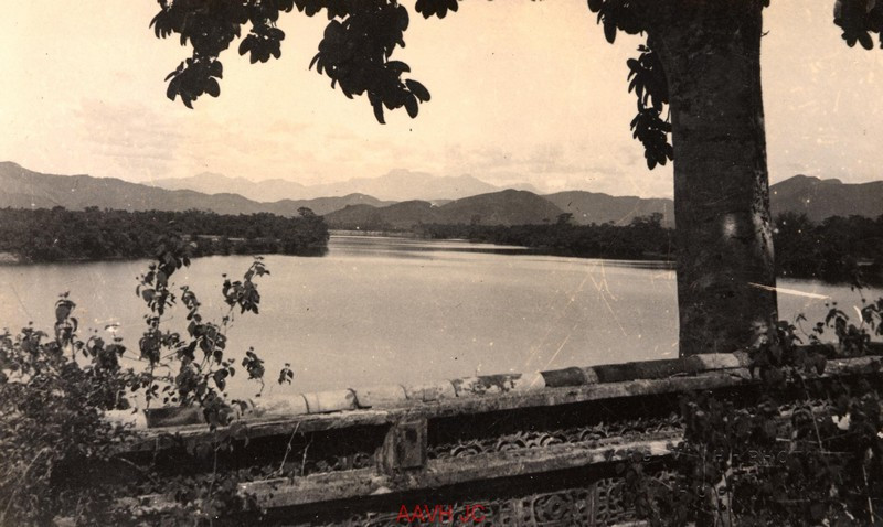 Sông Hương nhìn từ sân chùa Thiên Mụ, 1943.