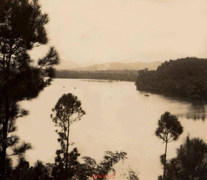 Sông Hương nhìn từ đồi Vọng Cảnh, Cố đô Huế năm 1943. Ảnh: Aavh.org.